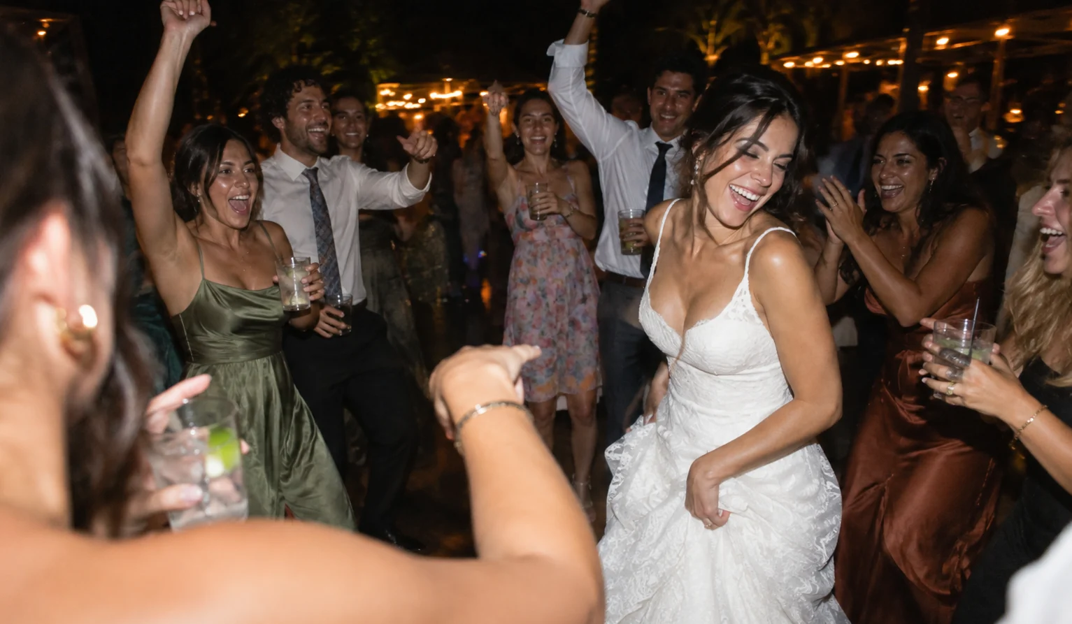 Convidada fotografando a noiva na pista de dança durante a festa de casamento